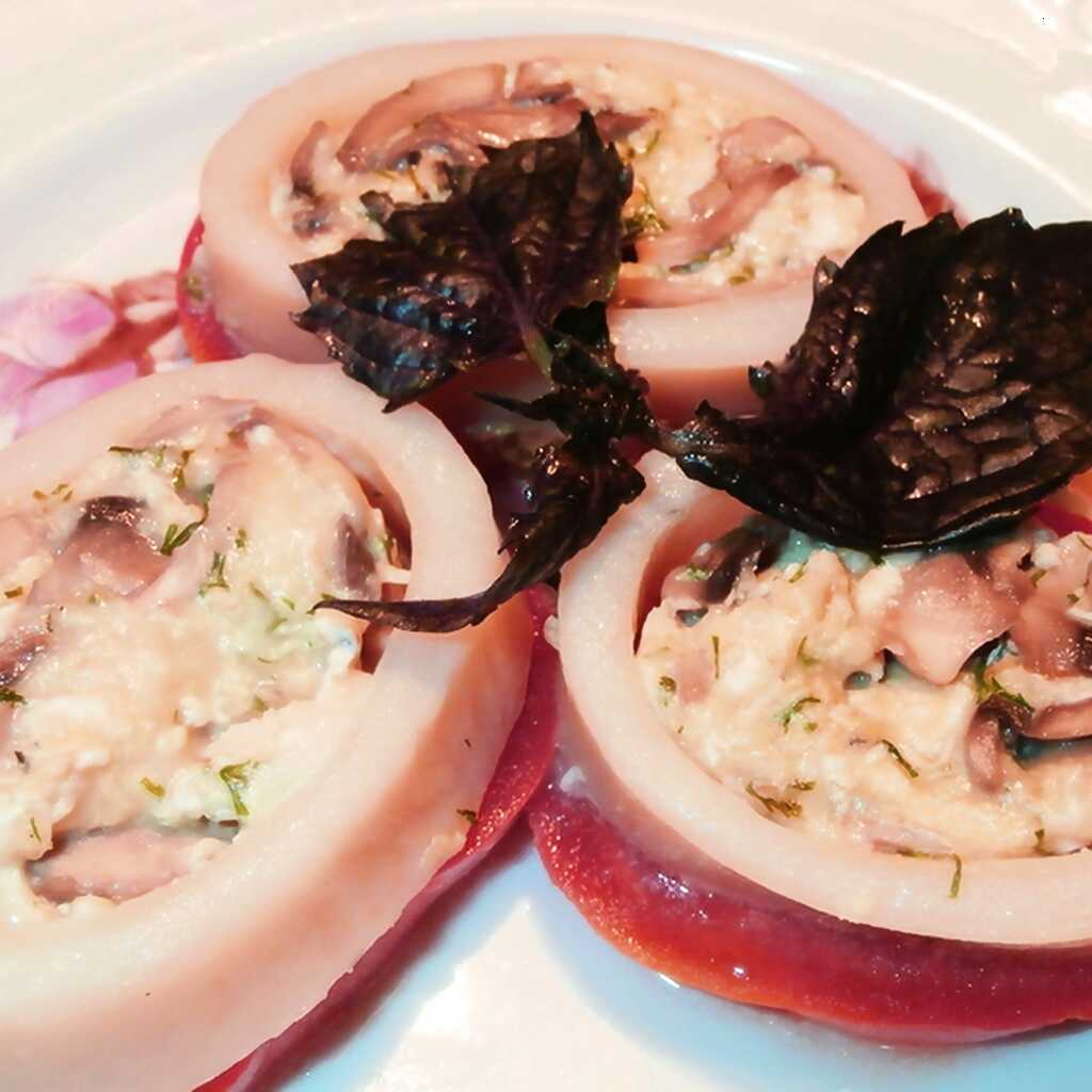 Tintenfisch gefüllt mit Champignons, Ei und Käse