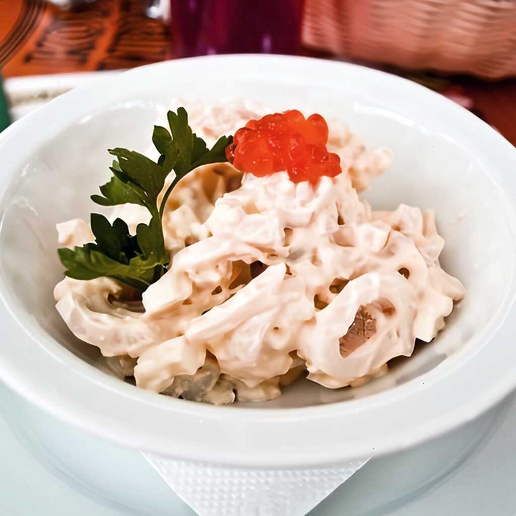 Tintenfischsalat mit Käse und Walnüssen