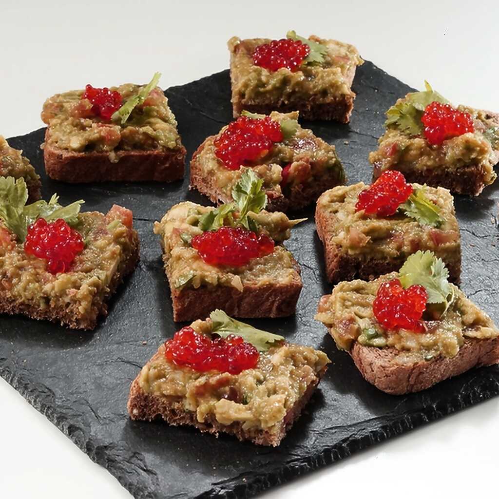 Toast mit Avocado und Kaviar