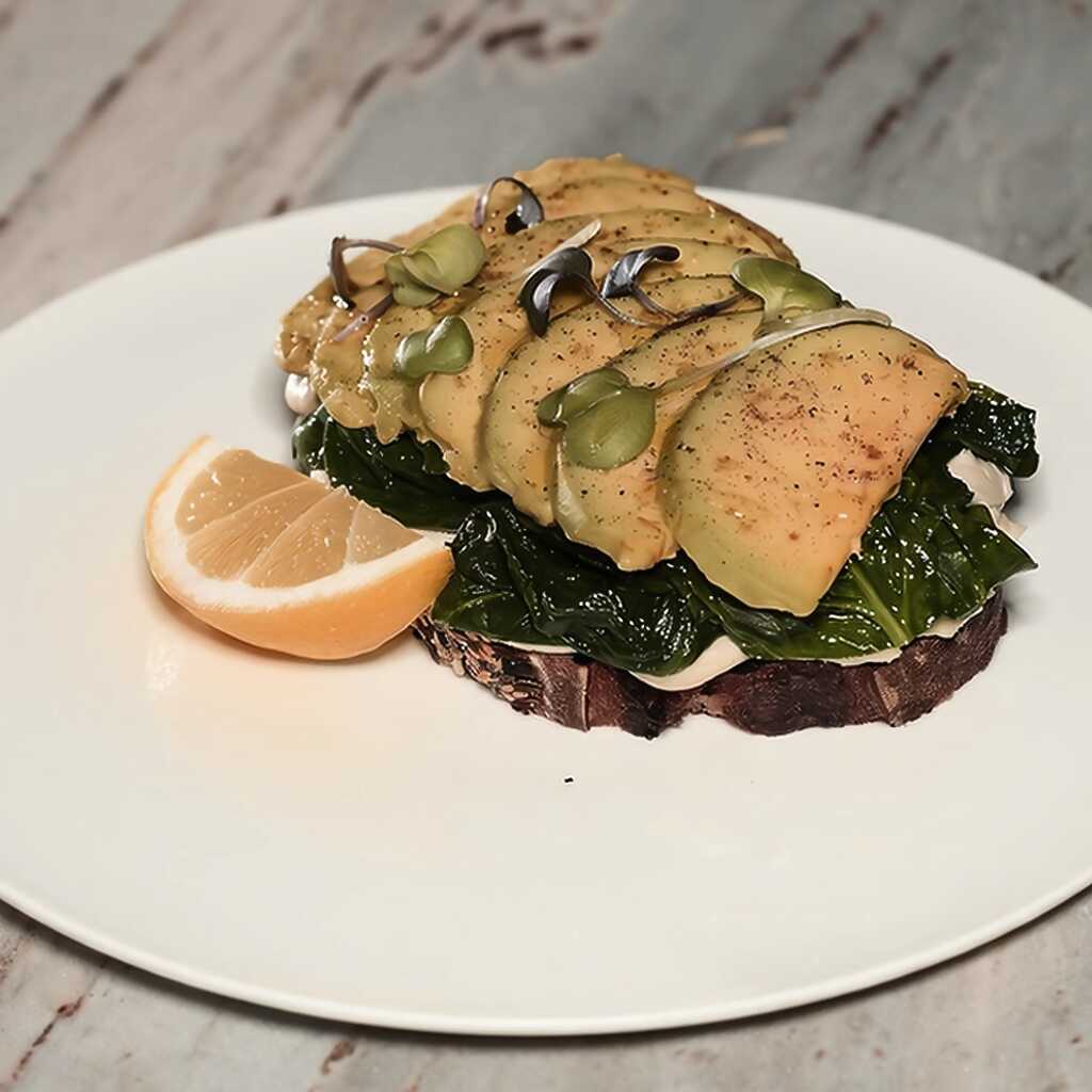 Toast mit Avocado und Spinat