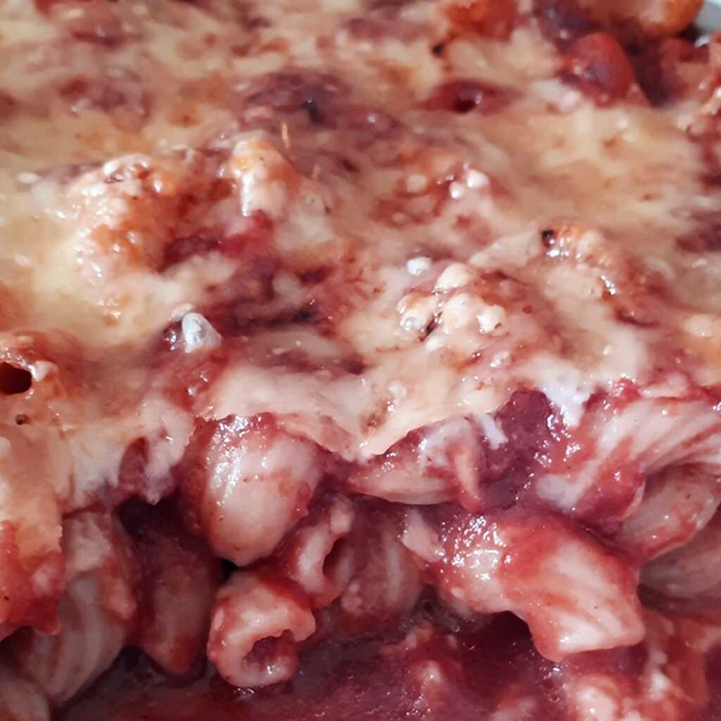 Tomaten-Güvec mit Nudeln