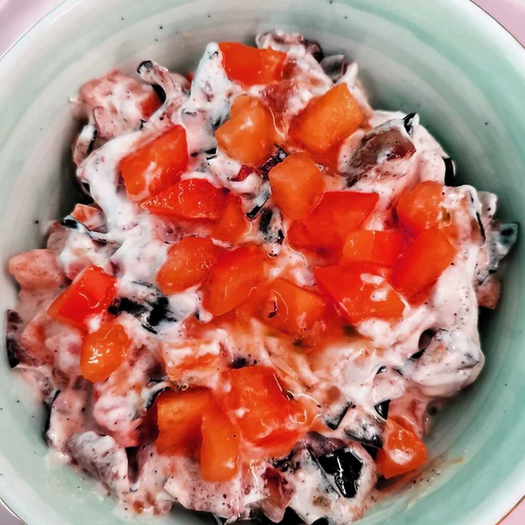 Tomaten- und Auberginensalat mit saurer Sahne