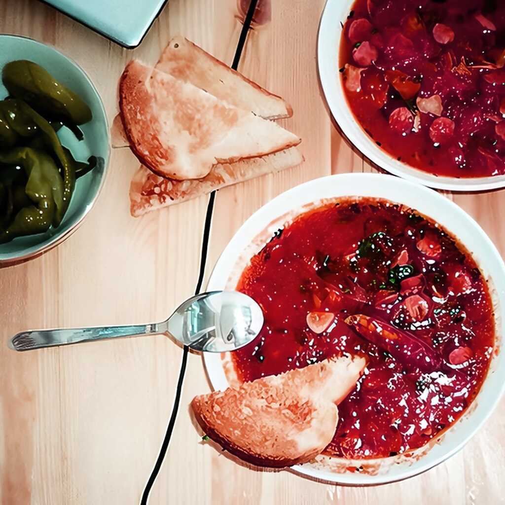 Tomatensuppe mit geräucherten Würsten