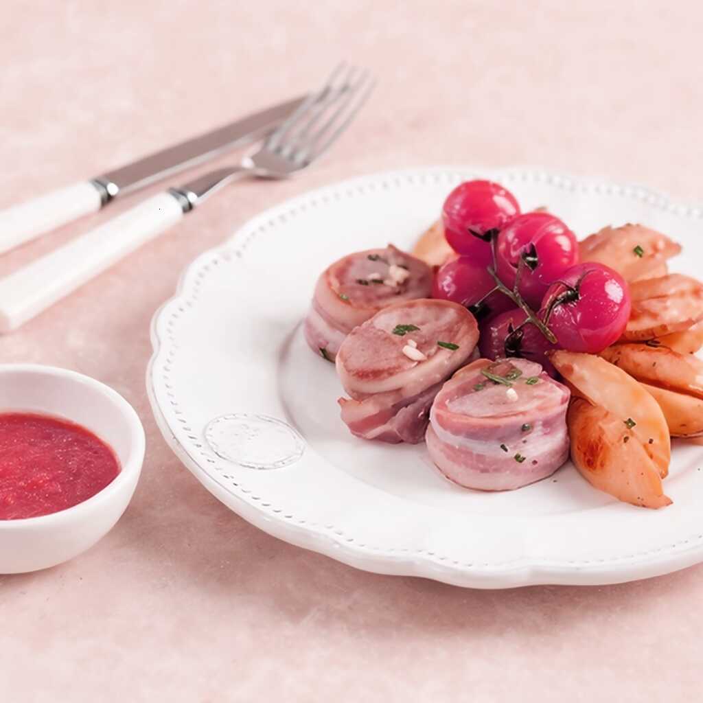 Tournedos vom Schwein mit gebackenen Kartoffeln und in provenzalischen Kräutern gedünsteten Kirschtomaten