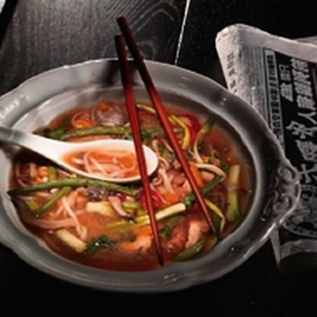 Udon-Nudeln mit Huhn, Austernpilzen und grünen Zwiebeln