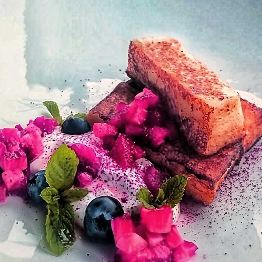 Vanille-Croutons mit saurer Sahne und Beeren