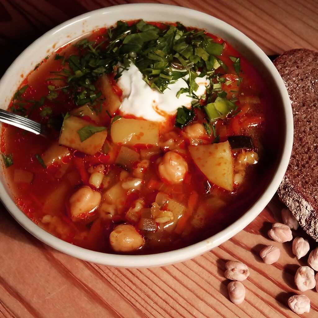 Vegetarischer Rassolnik mit Kichererbsen