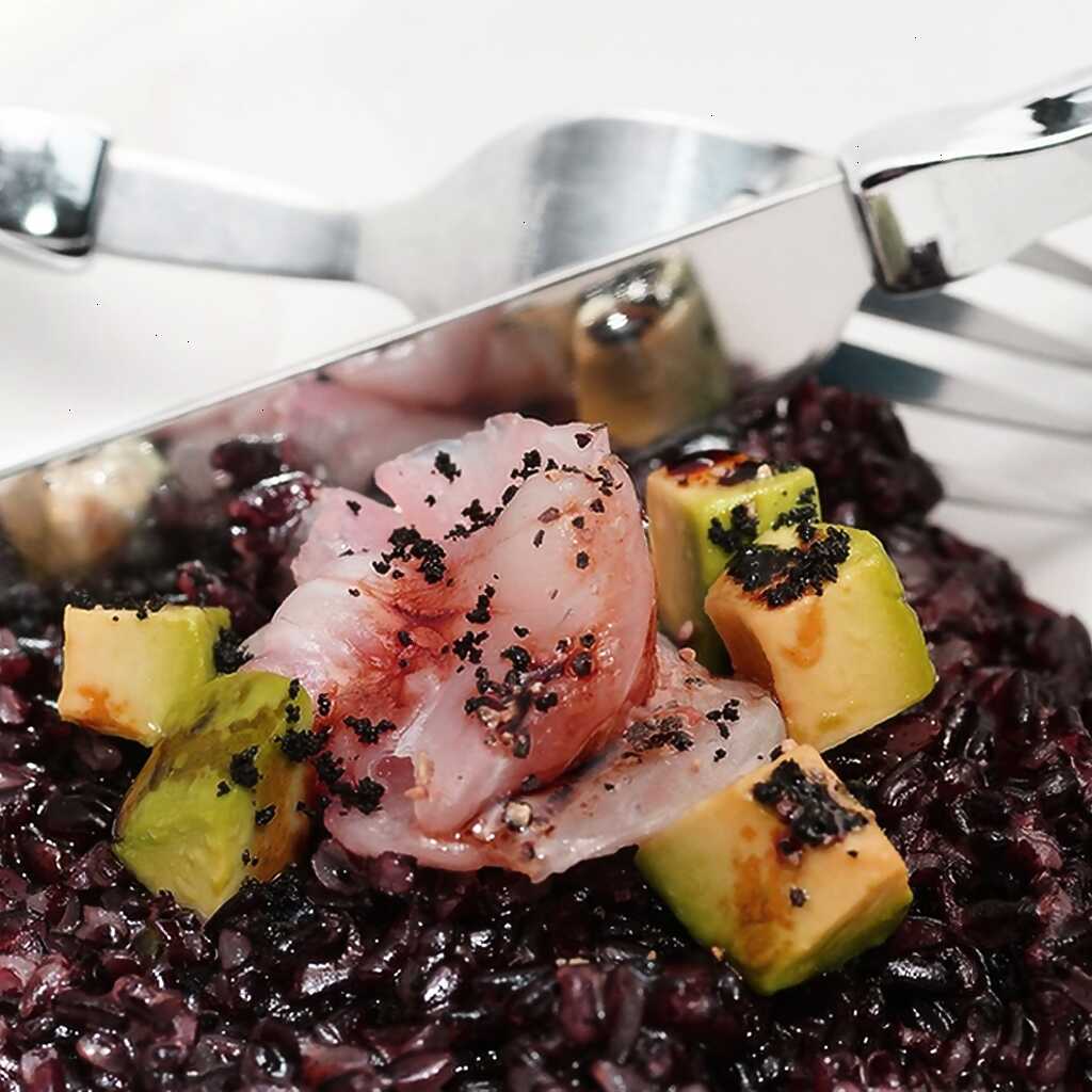 Venusreis-Risotto mit Avocado und Wolfsbarsch-Carpaccio