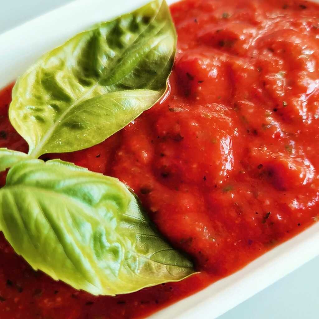 Würzige Tomaten-Basilikum-Sauce mit Knoblauch