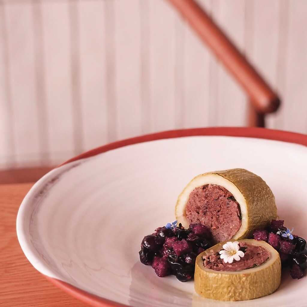 Zucchini mit Rehfleisch mit Blaubeer-Minze-Bartbrot-Sauce