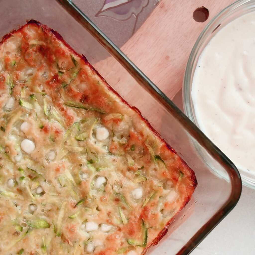Zucchiniauflauf mit geriebenem Hüttenkäse