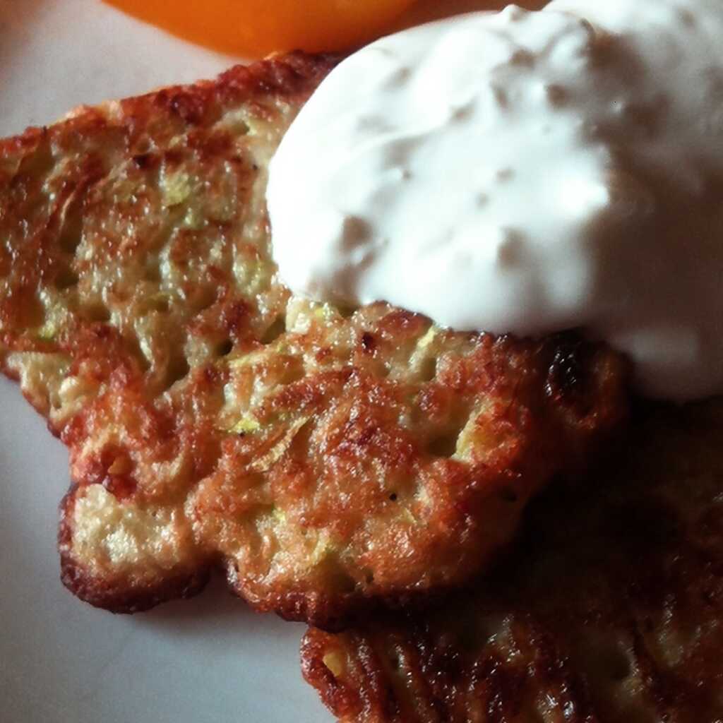 Zucchinifritters mit Knoblauch und saurer Sahne